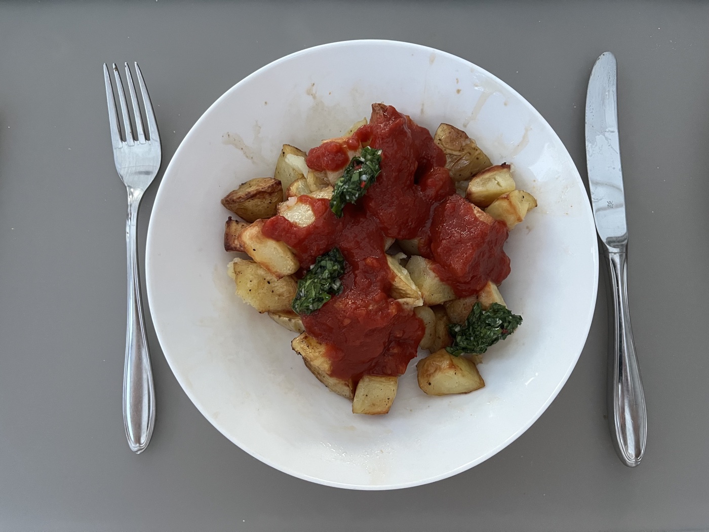 Patatas Bravas mit Bravas-Sauce und Chimichurri